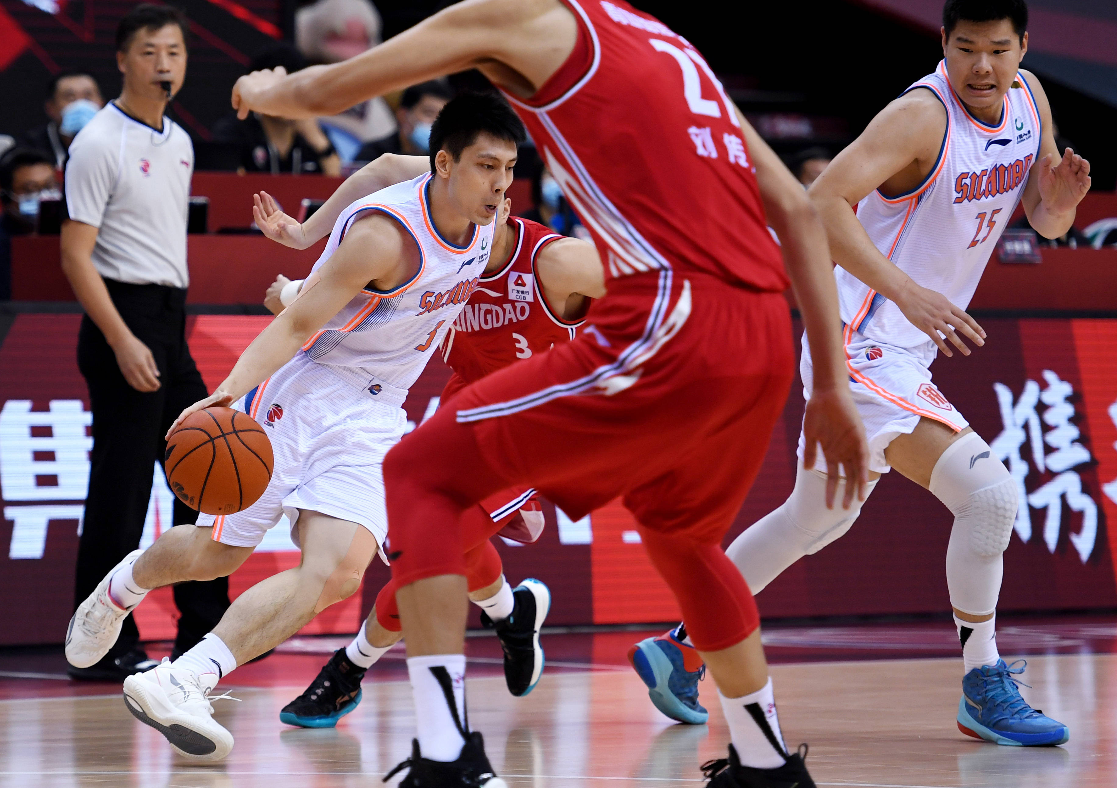 新赛季四川男篮_(新赛季四川男篮队员名单照片)