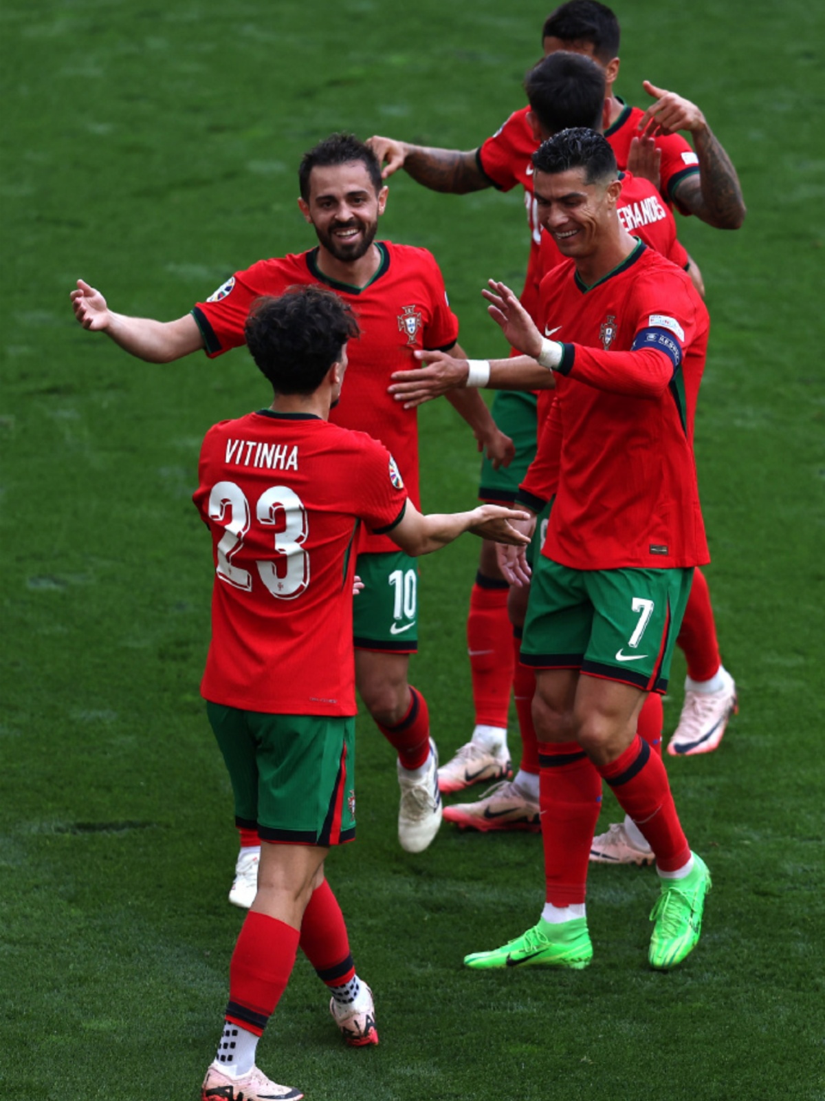 英媒晒巴黎阵中葡萄牙球员合照有望达成单赛季7冠的简单介绍 第2张 英媒晒巴黎阵中葡萄牙球员合照有望达成单赛季7冠的简单介绍 第2张