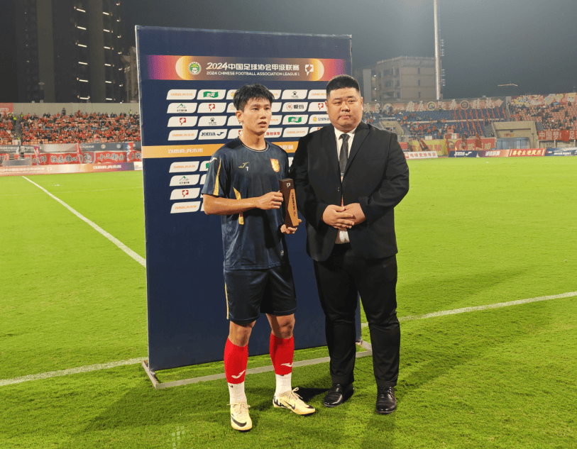 包含向余望获中甲7月最佳球员4场比赛打进6球的词条