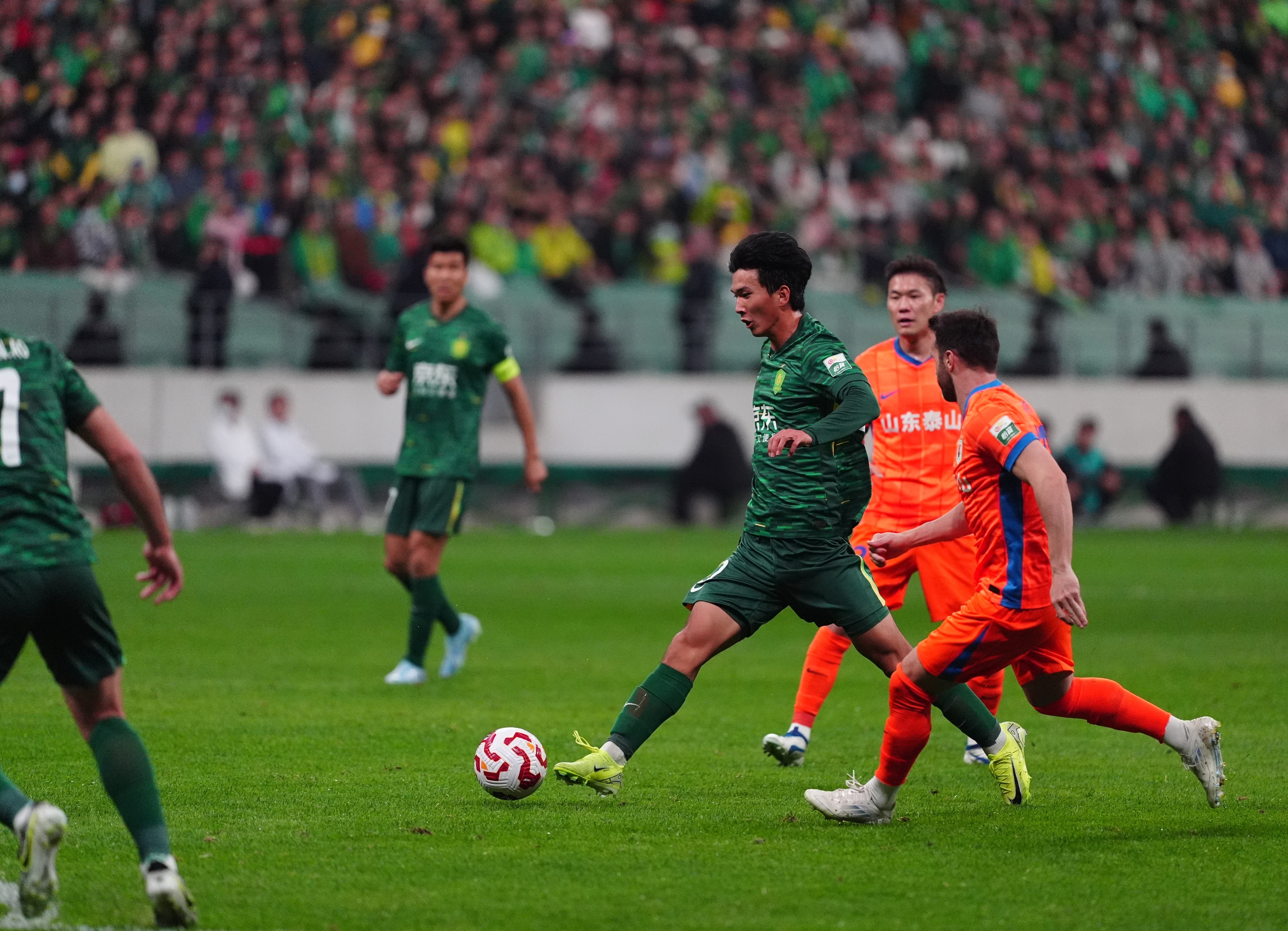 关于山东泰山将对阵北京国安泰山队曾在客场1-6惨败给国安的信息