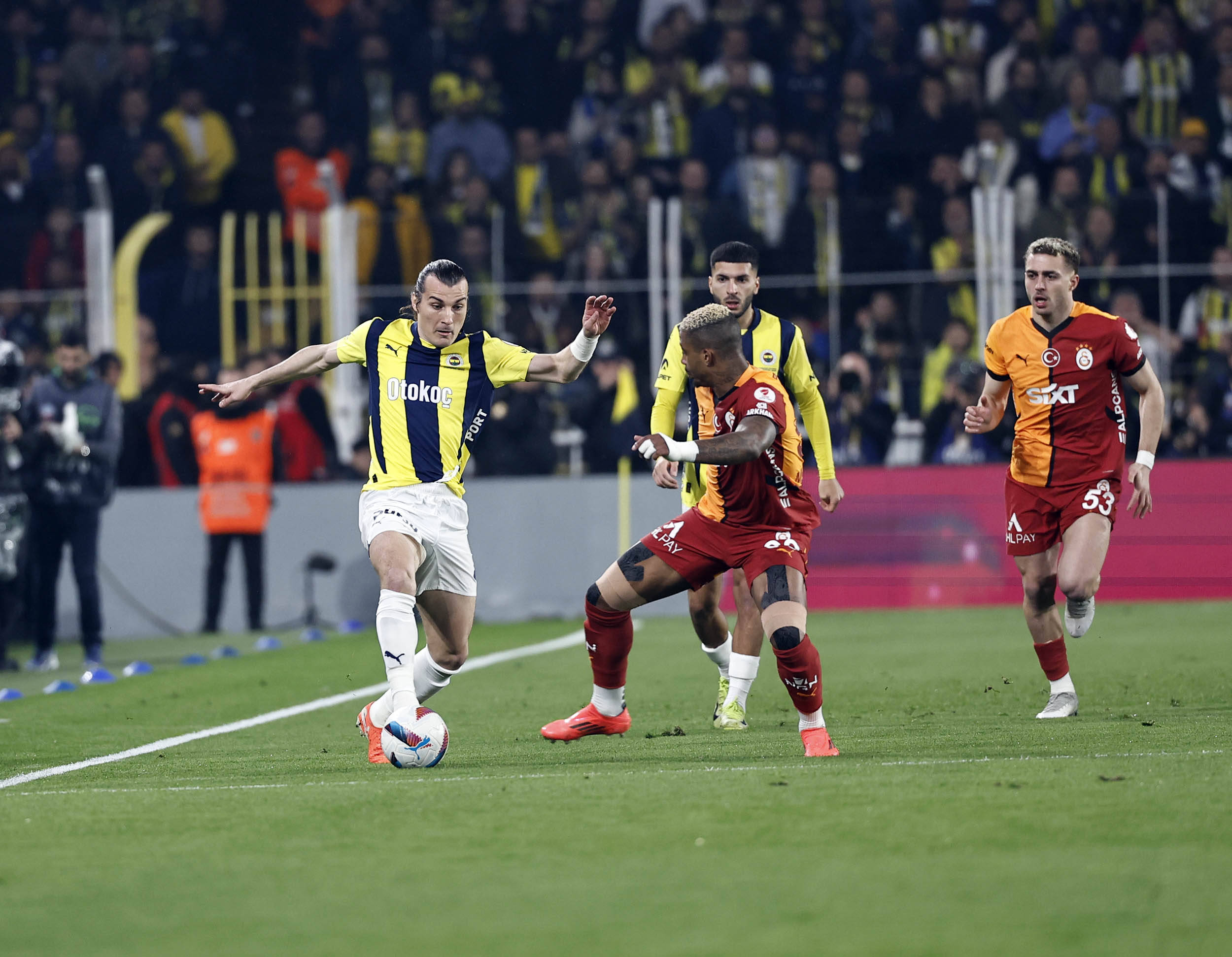 包含费内巴切淘汰费耶诺德范佩西在与穆里尼奥的博弈中落败的词条