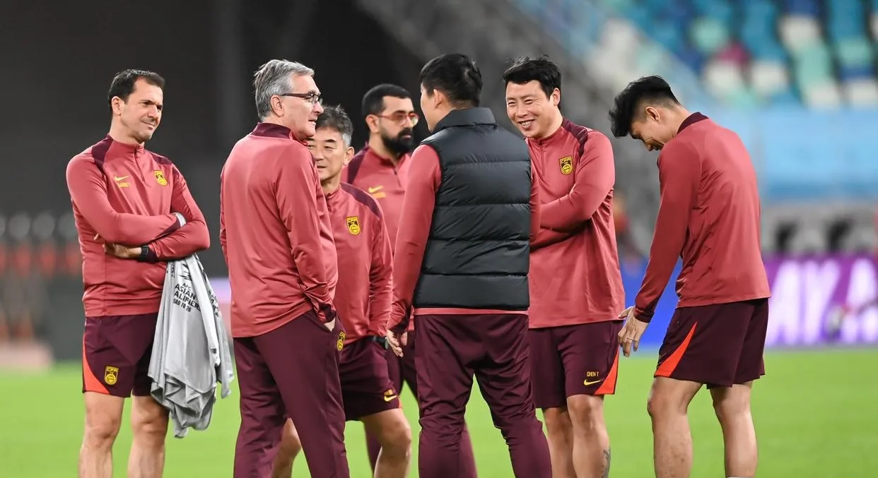 国足赛前训练首发阵容显现塞鸟现身  第1张