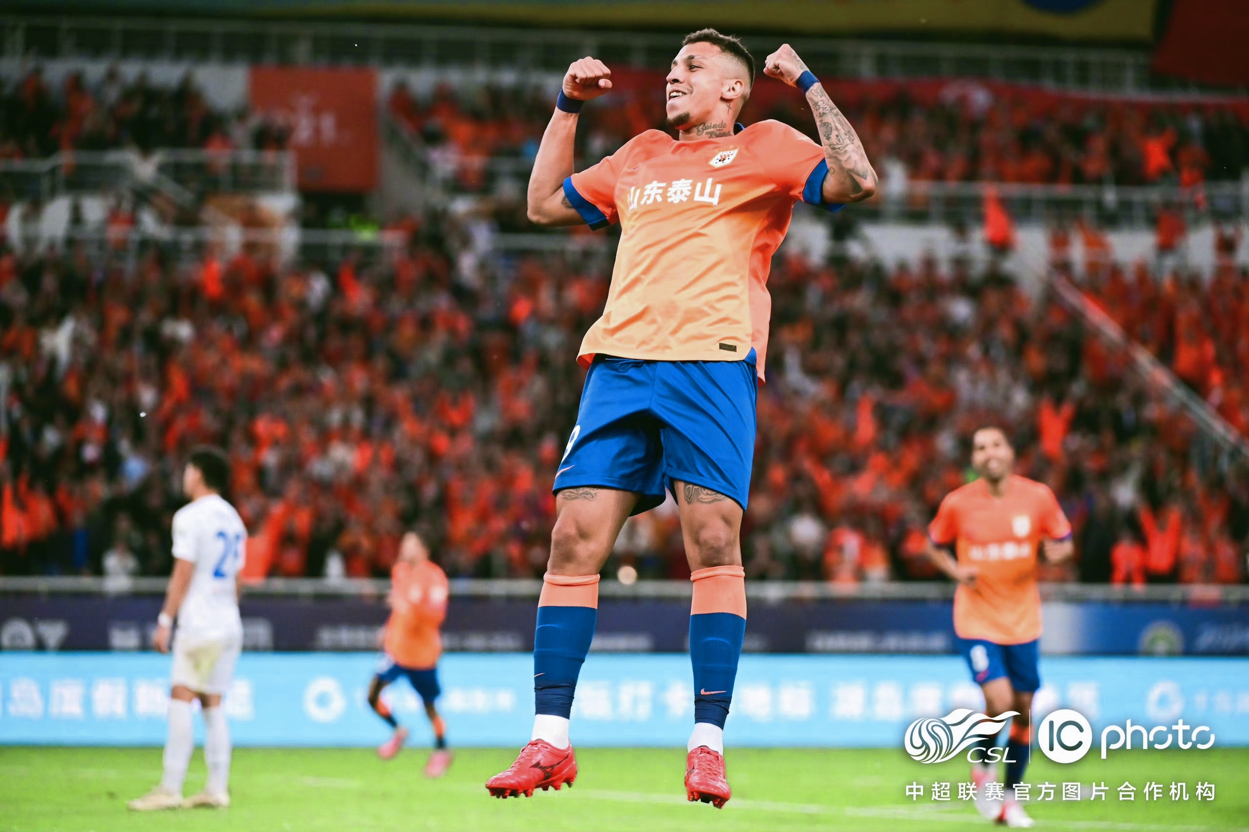 足协杯青岛红狮0-5山东泰山克雷桑双响建功陈蒲单刀破门的简单介绍  第2张
