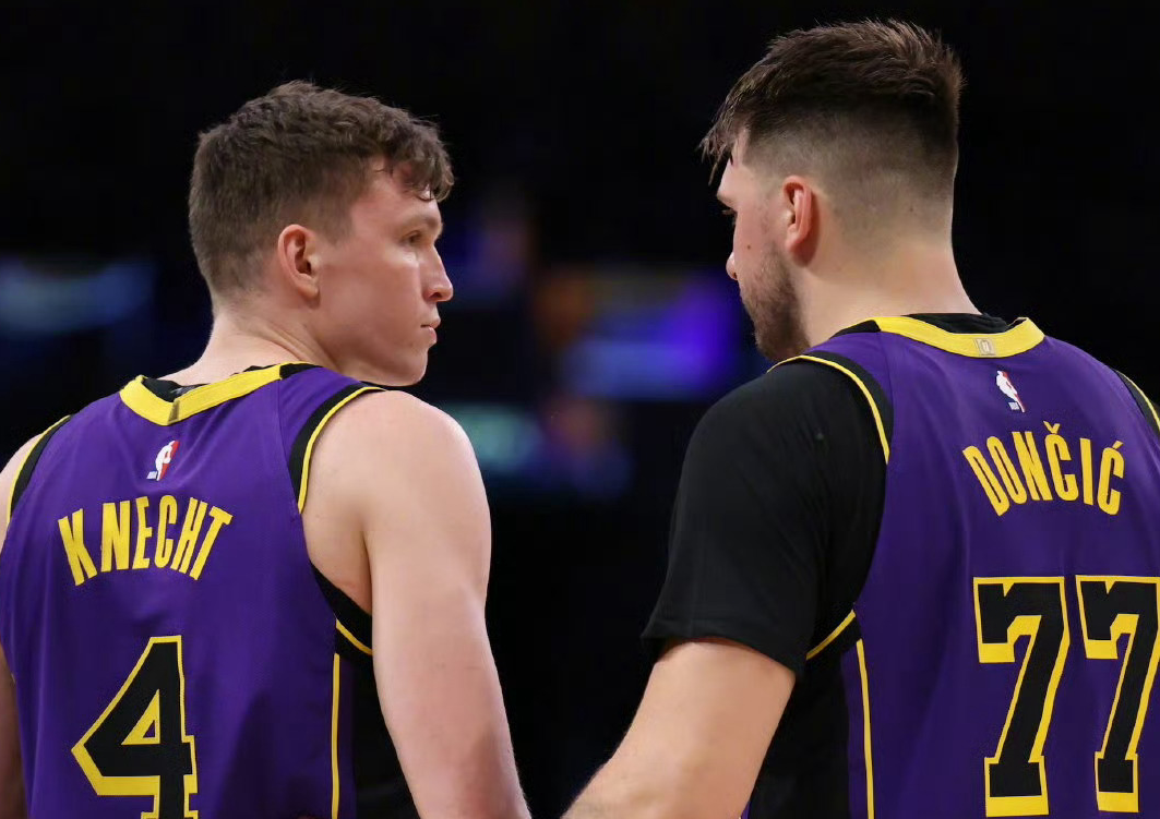 包含欧锦赛官推晒16强战球员高光东契奇、字母哥和约基奇上榜的词条  第1张