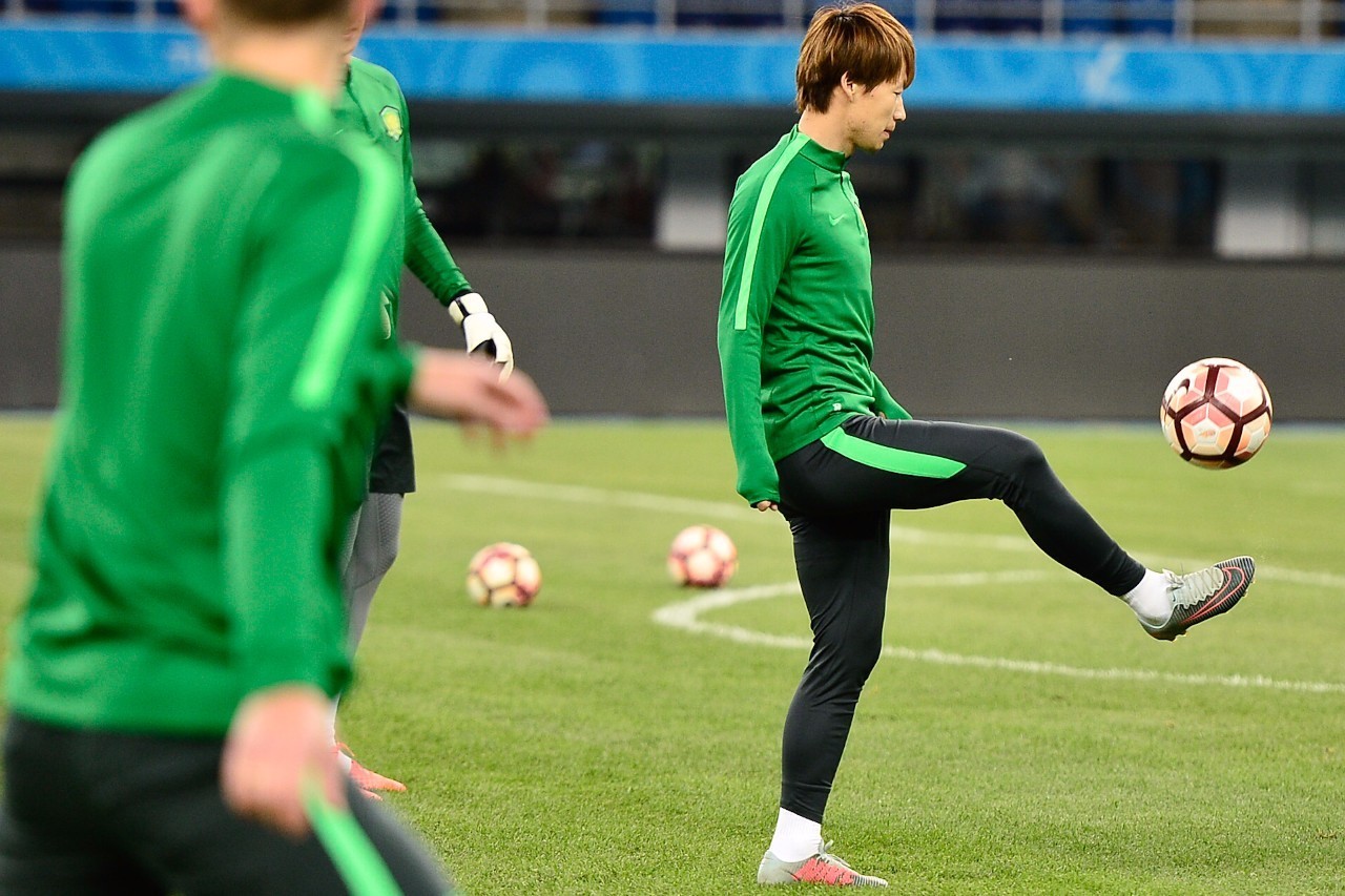 关于张稀哲在国安商店当收银员为顾客结账的信息  第2张