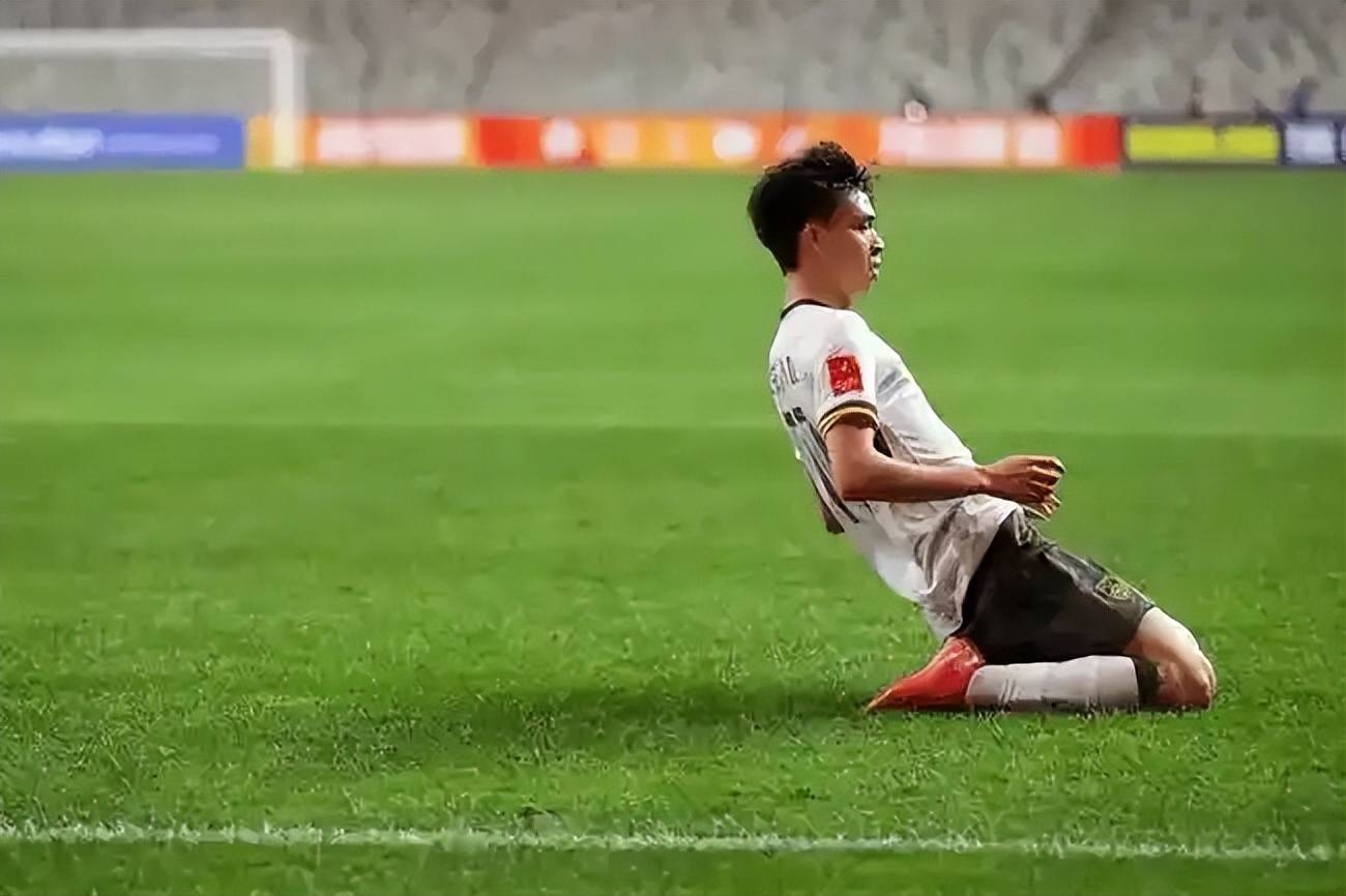 博主：王钰栋绝对被高估了中场存在感极低的简单介绍  第1张