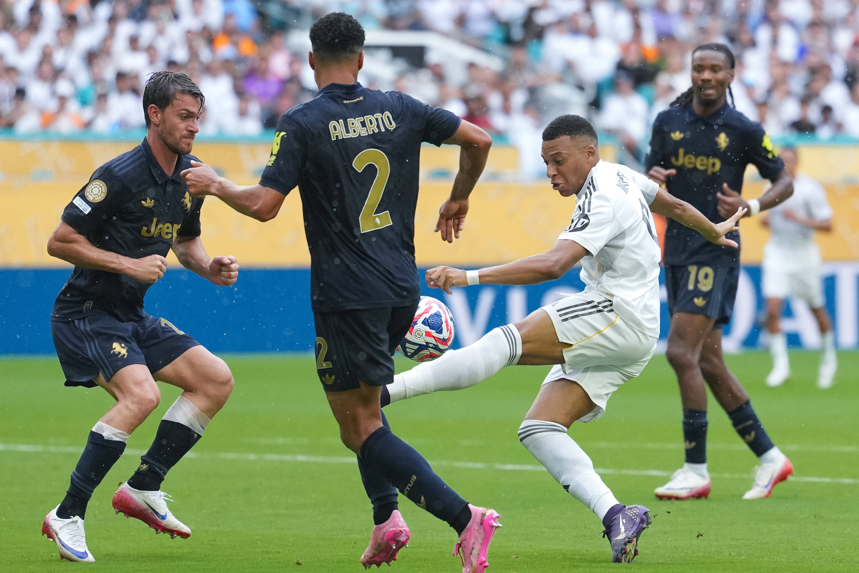 曝A费将在世俱杯后加盟皇马皇马与本菲卡达成协议的简单介绍 第2张 曝A费将在世俱杯后加盟皇马皇马与本菲卡达成协议的简单介绍 第2张