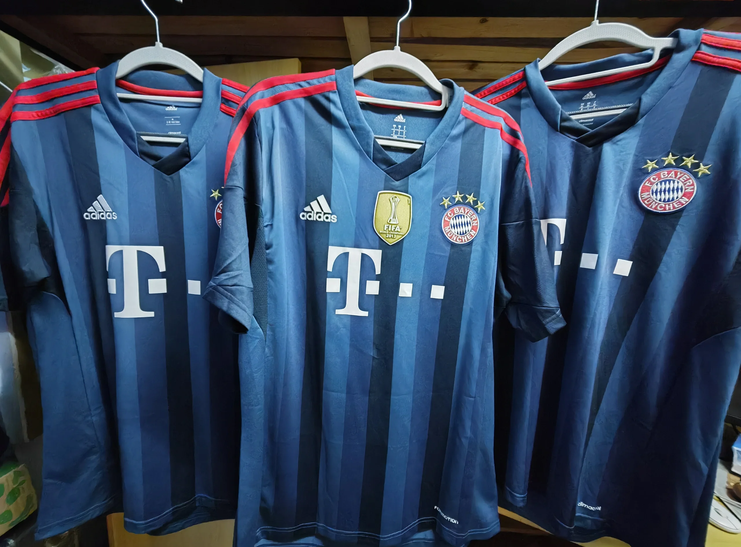 关于拜仁免签若纳坦塔身穿4号球衣的信息  第1张